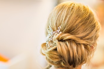 Stylist makes wedding hairstyle